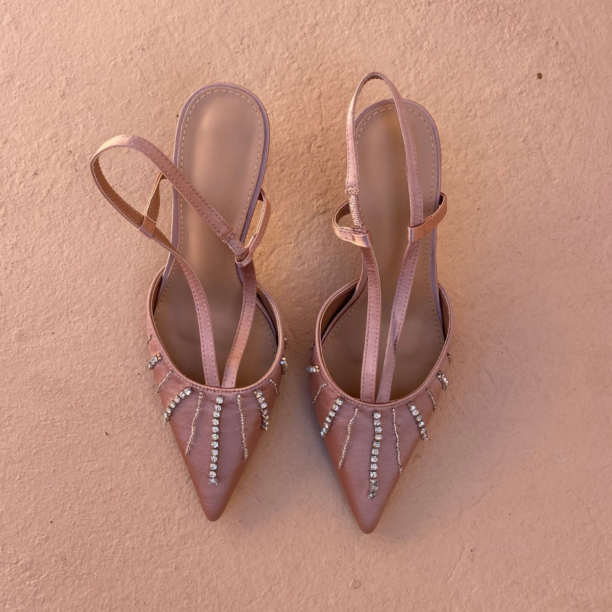 escarpin . talon . chaussure femme . chaussure . escarpin ouvert .