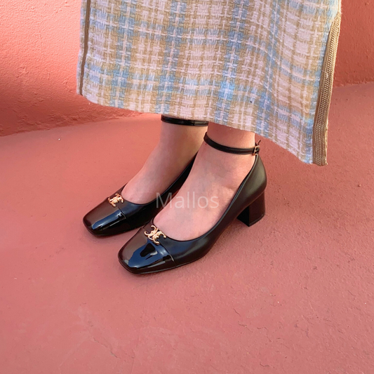 escarpins noirs, escarpins femme, chaussures femme élégantes, escarpins talon carré, chaussures chic femme, escarpins vernis noir, chaussures classiques femme, escarpins bride cheville, chaussures soirée femme, escarpins tendance, chaussures élégantes femme, escarpins style parisien, talon confortable femme, escarpins minimalistes, chaussures habillées femme, escarpins modernes, chaussures chic noir, escarpins mode femme, talon moyen femme, chaussures raffinées femme