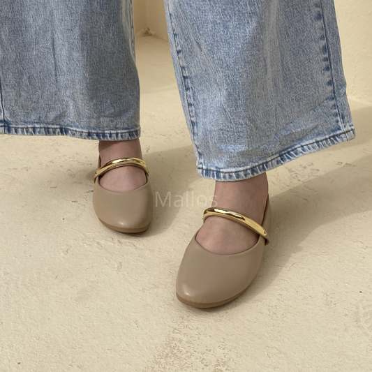 #ballerines #ballerinesfemme #ballerinesbeige #ballerineschic #ballerinesplates #ballerinesconfort #chaussuresfemme #chaussureschic #chaussuresplates #modefemme #lookchic #lookminimaliste #styleelegant #stylefemme #nude #beige #beigestyle #elegance #fashionwomen #outfitfemme #tenuequotidienne #casualchic #tendance2026 #mallos #mallosshoes #mallosfemme #chaussuresmallos #shopmallos #mallosstyle