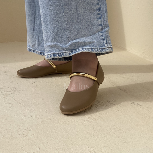 #ballerines #ballerinesfemme #ballerinesbeige #ballerineschic #ballerinesplates #ballerinesconfort #chaussuresfemme #chaussureschic #chaussuresplates #modefemme #lookchic #lookminimaliste #styleelegant #stylefemme #nude #beige #beigestyle #elegance #fashionwomen #outfitfemme #tenuequotidienne #casualchic #tendance2026 #mallos #mallosshoes #mallosfemme #chaussuresmallos #shopmallos #mallosstyle