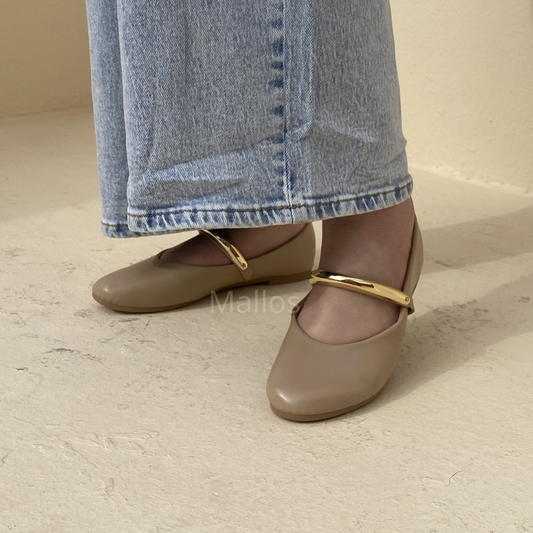 #ballerines #ballerinesfemme #ballerinesbeige #ballerineschic #ballerinesplates #ballerinesconfort #chaussuresfemme #chaussureschic #chaussuresplates #modefemme #lookchic #lookminimaliste #styleelegant #stylefemme #nude #beige #beigestyle #elegance #fashionwomen #outfitfemme #tenuequotidienne #casualchic #tendance2026 #mallos #mallosshoes #mallosfemme #chaussuresmallos #shopmallos #mallosstyle