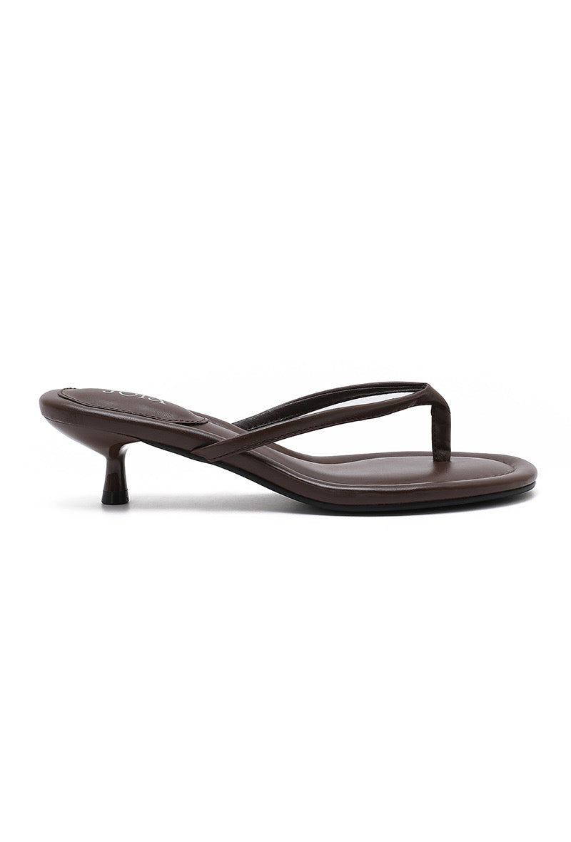 #sandalesminimalistes #sandalesmodernes #sandalesconfort #sandalesstyle #petittalon #talonbas #kittenheel #talonconfort #talonelegant #talonchic #talonstable #talonfemme #modefemme #lookchic #lookminimaliste #styleelegant #stylefemme #tendance2026 #fashionwomen #chicstyle #elegance #fashiondaily #outfitfemme #outfitdujour #lookdujour #tenuechic #tenueete #soiréechic #looksoirée #casualchic #noirintemporel #blackstyle #blackfashion #allblacklook #blackchic #mallos #mallosshoes #mallosfemme #chaussuresmallos 