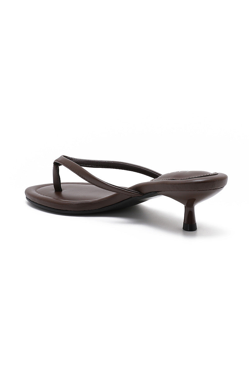 #sandalesminimalistes #sandalesmodernes #sandalesconfort #sandalesstyle #petittalon #talonbas #kittenheel #talonconfort #talonelegant #talonchic #talonstable #talonfemme #modefemme #lookchic #lookminimaliste #styleelegant #stylefemme #tendance2026 #fashionwomen #chicstyle #elegance #fashiondaily #outfitfemme #outfitdujour #lookdujour #tenuechic #tenueete #soiréechic #looksoirée #casualchic #noirintemporel #blackstyle #blackfashion #allblacklook #blackchic #mallos #mallosshoes #mallosfemme #chaussuresmallos 