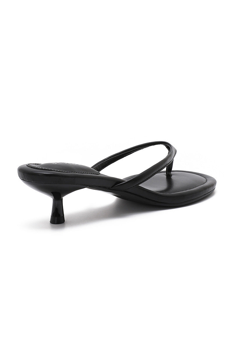 #sandales #sandalesfemme #sandalesnoires #sandalesete #sandaleschic #sandalesmode #sandalesminimalistes #sandalesmodernes #sandalesconfort #sandalesstyle #petittalon #talonbas #kittenheel #talonconfort #talonelegant #talonchic #talonstable #talonfemme #modefemme #lookchic #lookminimaliste #styleelegant #stylefemme #tendance2026 #fashionwomen #chicstyle #elegance #fashiondaily #outfitfemme #outfitdujour #lookdujour #tenuechic #tenueete #soiréechic #looksoirée #casualchic #noirintemporel #blackstyle #blackfas