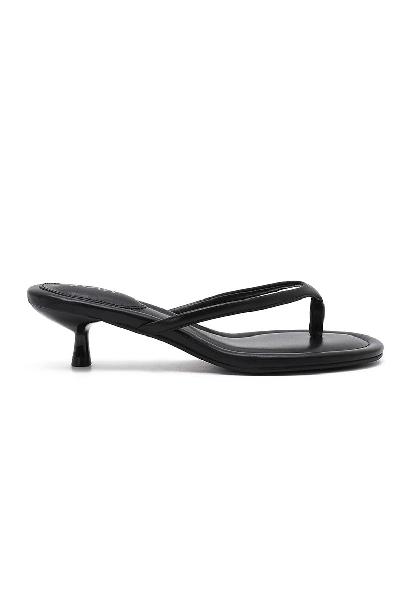 #sandales #sandalesfemme #sandalesnoires #sandalesete #sandaleschic #sandalesmode #sandalesminimalistes #sandalesmodernes #sandalesconfort #sandalesstyle #petittalon #talonbas #kittenheel #talonconfort #talonelegant #talonchic #talonstable #talonfemme #modefemme #lookchic #lookminimaliste #styleelegant #stylefemme #tendance2026 #fashionwomen #chicstyle #elegance #fashiondaily #outfitfemme #outfitdujour #lookdujour #tenuechic #tenueete #soiréechic #looksoirée #casualchic #noirintemporel #blackstyle #blackfas