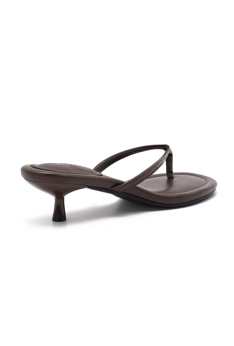 #sandalesminimalistes #sandalesmodernes #sandalesconfort #sandalesstyle #petittalon #talonbas #kittenheel #talonconfort #talonelegant #talonchic #talonstable #talonfemme #modefemme #lookchic #lookminimaliste #styleelegant #stylefemme #tendance2026 #fashionwomen #chicstyle #elegance #fashiondaily #outfitfemme #outfitdujour #lookdujour #tenuechic #tenueete #soiréechic #looksoirée #casualchic #noirintemporel #blackstyle #blackfashion #allblacklook #blackchic #mallos #mallosshoes #mallosfemme #chaussuresmallos 