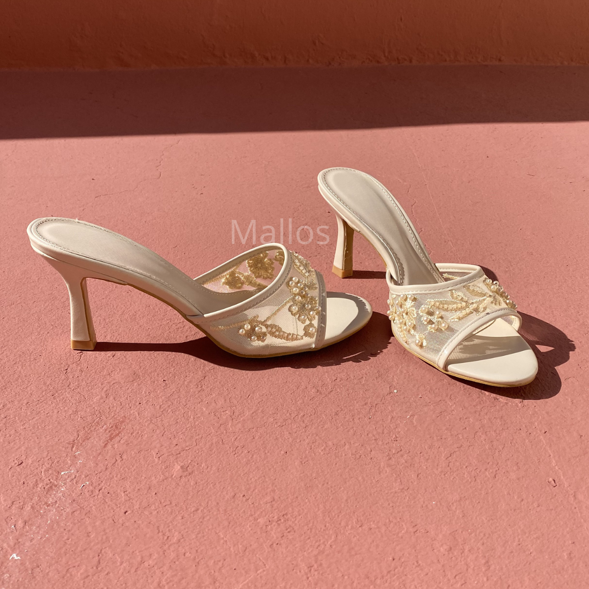 #chaussuresfemme #chaussuressanslacet #talonmoyen #talonchic #chaussureschic #modefemme #lookchic #styleelegant #tenuesoiree #chaussuressoirée #elegance #luxe #beige #ivoire #broderie #floral #fashionwomen #tendance2026 #outfitfemme #evenement #ceremonie #mallos #mallosshoes #mallosfemme #chaussuresmallos #shopmallos #mallosstyle