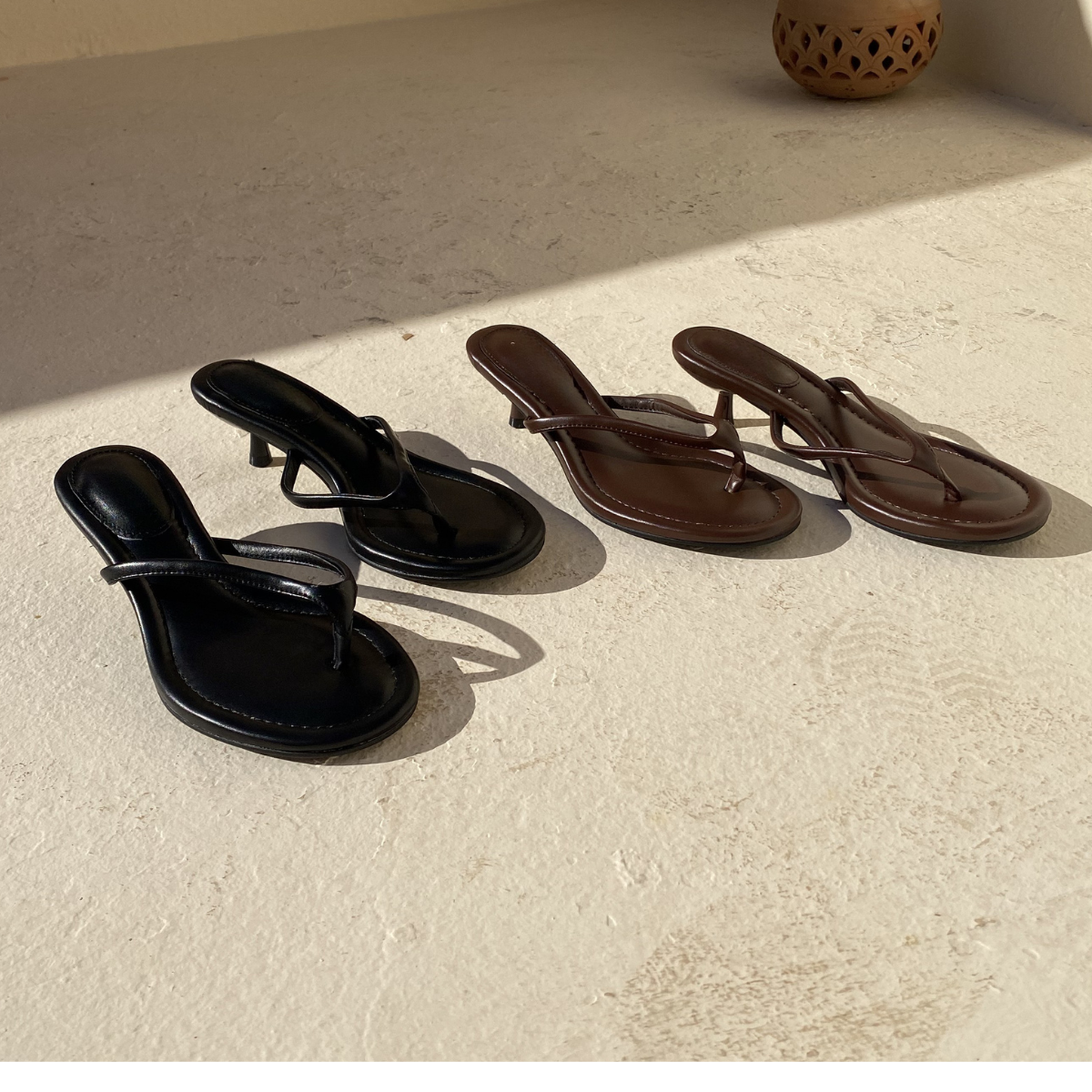 #sandalesminimalistes #sandalesmodernes #sandalesconfort #sandalesstyle #petittalon #talonbas #kittenheel #talonconfort #talonelegant #talonchic #talonstable #talonfemme #modefemme #lookchic #lookminimaliste #styleelegant #stylefemme #tendance2026 #fashionwomen #chicstyle #elegance #fashiondaily #outfitfemme #outfitdujour #lookdujour #tenuechic #tenueete #soiréechic #looksoirée #casualchic #noirintemporel #blackstyle #blackfashion #allblacklook #blackchic #mallos #mallosshoes #mallosfemme #chaussuresmallos 