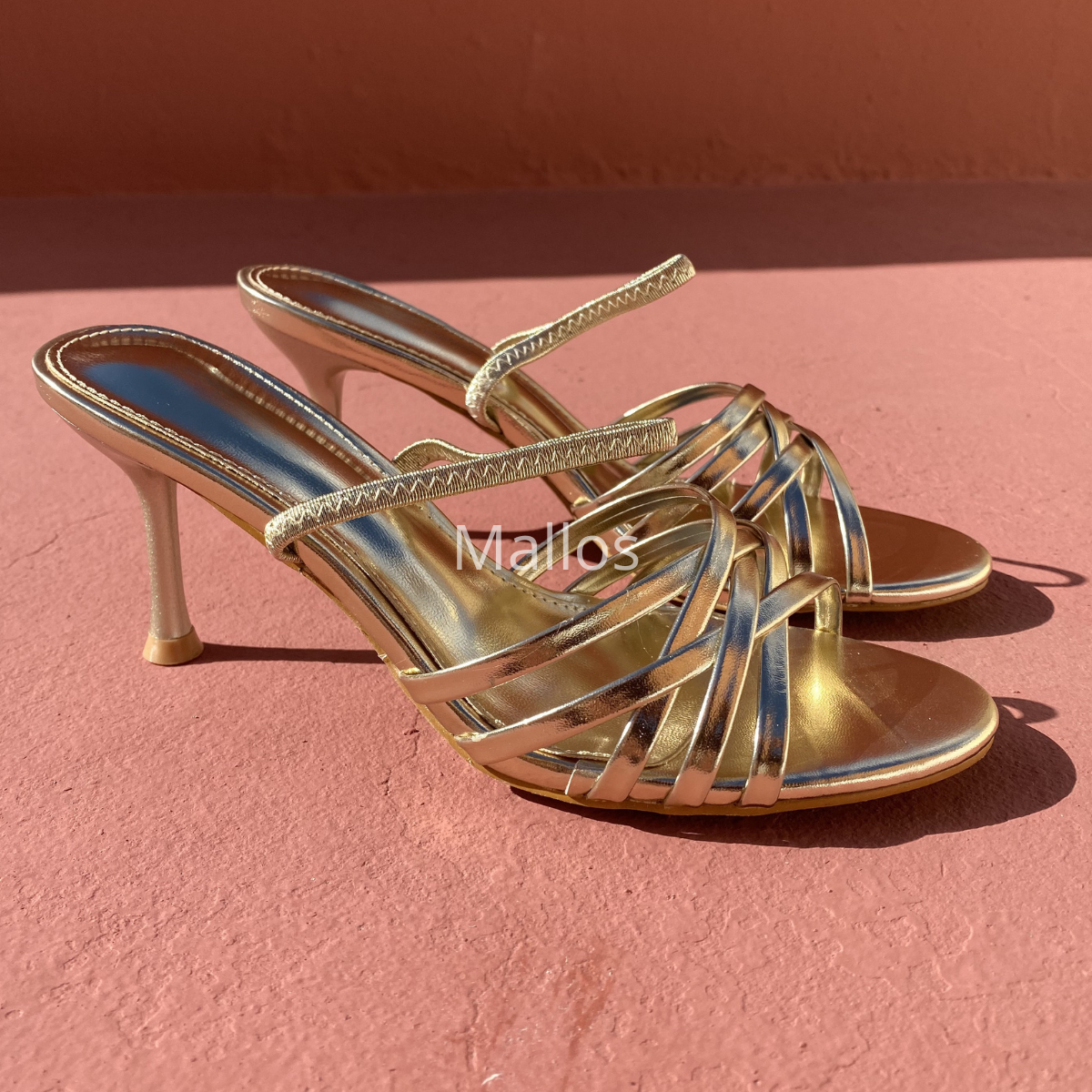 #sandales #sandalesfemme #sandalesdorées #talonfin #chaussuresfemme #chaussuresshopify #looksoirée #chaussureschic #modefemme #styleelegant #sandaleschic #mariage #soiree #tenuefemme #fashionwoman #goldsandals #bridesfines #elegance #mallos #mallosshoes #chaussuresmaroc #tendance2026 #styleglamour #outfitsoirée