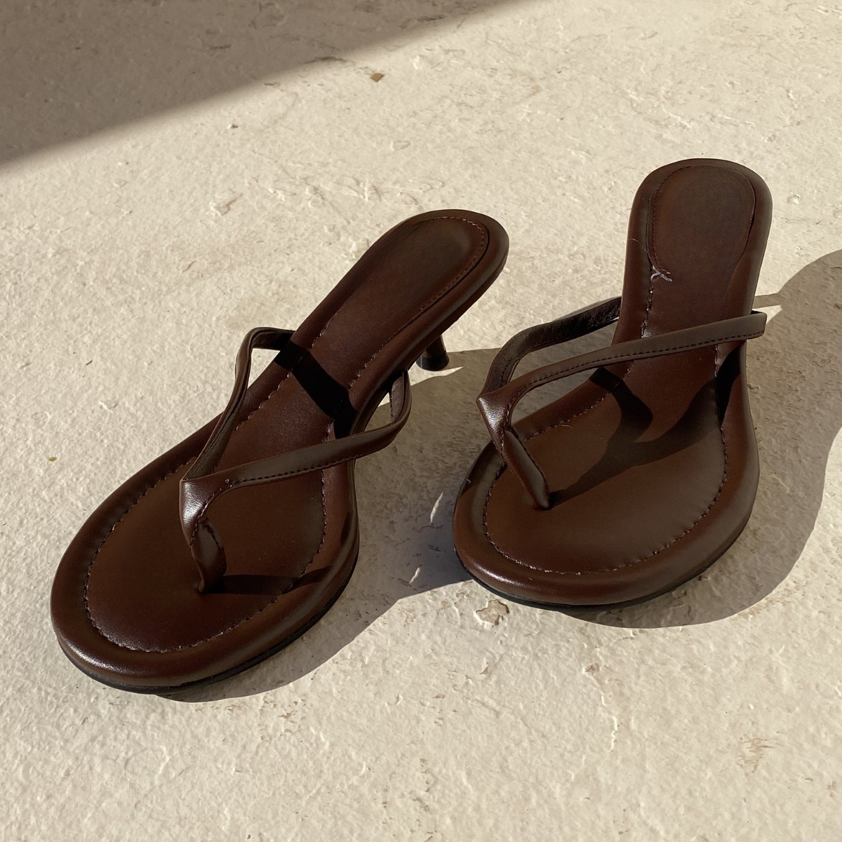 #sandalesconfort #sandalesstyle #petittalon #talonbas #kittenheel #talonconfort #talonelegant #talonchic #talonstable #talonfemme #modefemme #lookchic #lookminimaliste #styleelegant #stylefemme #tendance2026 #fashionwomen #chicstyle #elegance #fashiondaily #outfitfemme #outfitdujour #lookdujour #tenuechic #tenueete #soiréechic #looksoirée #casualchic #noirintemporel #blackstyle #blackfashion #allblacklook #blackchic #mallos #mallosshoes #mallosfemme #chaussuresmallos 