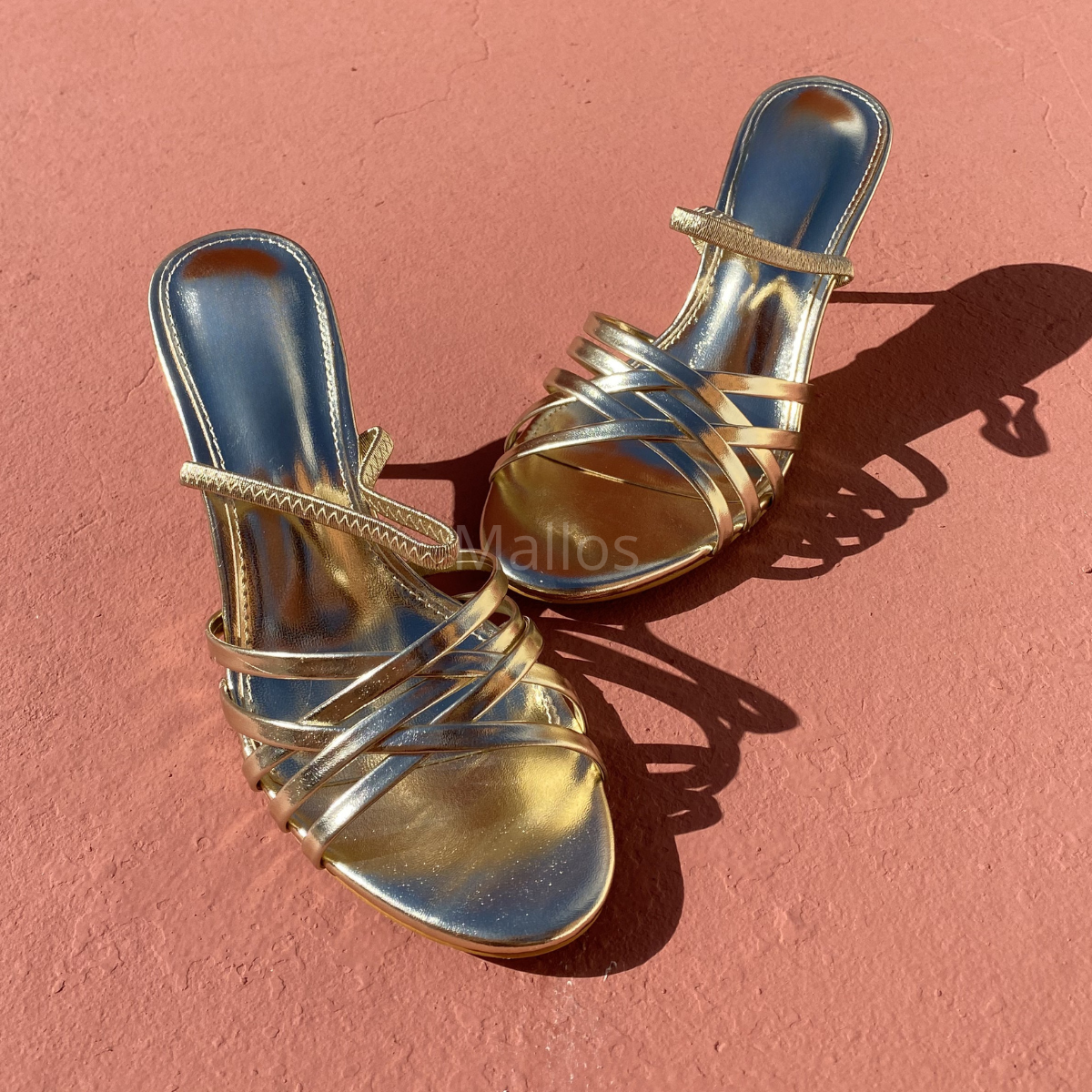#sandales #sandalesfemme #sandalesdorées #talonfin #chaussuresfemme #chaussuresshopify #looksoirée #chaussureschic #modefemme #styleelegant #sandaleschic #mariage #soiree #tenuefemme #fashionwoman #goldsandals #bridesfines #elegance #mallos #mallosshoes #chaussuresmaroc #tendance2026 #styleglamour #outfitsoirée