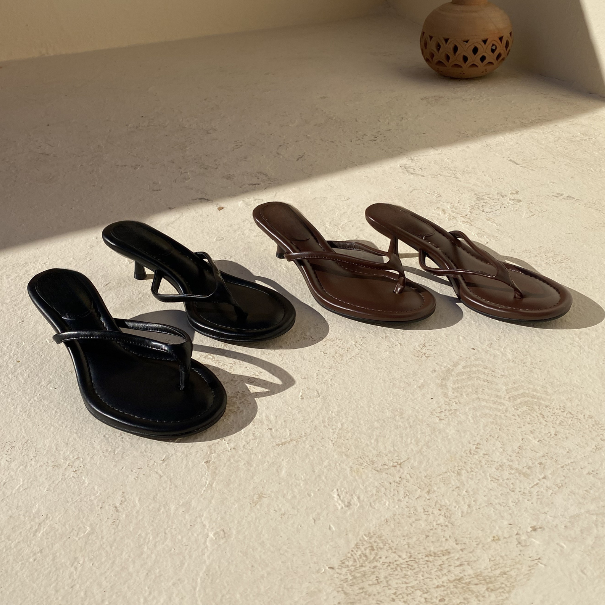 #sandales #sandalesfemme #sandalesnoires #sandalesete #sandaleschic #sandalesmode #sandalesminimalistes #sandalesmodernes #sandalesconfort #sandalesstyle #petittalon #talonbas #kittenheel #talonconfort #talonelegant #talonchic #talonstable #talonfemme #modefemme #lookchic #lookminimaliste #styleelegant #stylefemme #tendance2026 #fashionwomen #chicstyle #elegance #fashiondaily #outfitfemme #outfitdujour #lookdujour #tenuechic #tenueete #soiréechic #looksoirée #casualchic #noirintemporel #blackstyle #blackfas