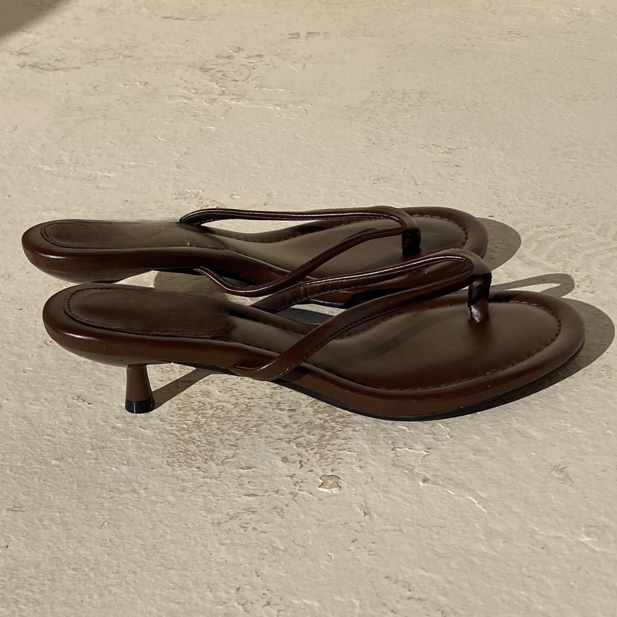 #sandalesminimalistes #sandalesmodernes #sandalesconfort #sandalesstyle #petittalon #talonbas #kittenheel #talonconfort #talonelegant #talonchic #talonstable #talonfemme #modefemme #lookchic #lookminimaliste #styleelegant #stylefemme #tendance2026 #fashionwomen #chicstyle #elegance #fashiondaily #outfitfemme #outfitdujour #lookdujour #tenuechic #tenueete #soiréechic #looksoirée #casualchic #noirintemporel #blackstyle #blackfashion #allblacklook #blackchic #mallos #mallosshoes #mallosfemme #chaussuresmallos 