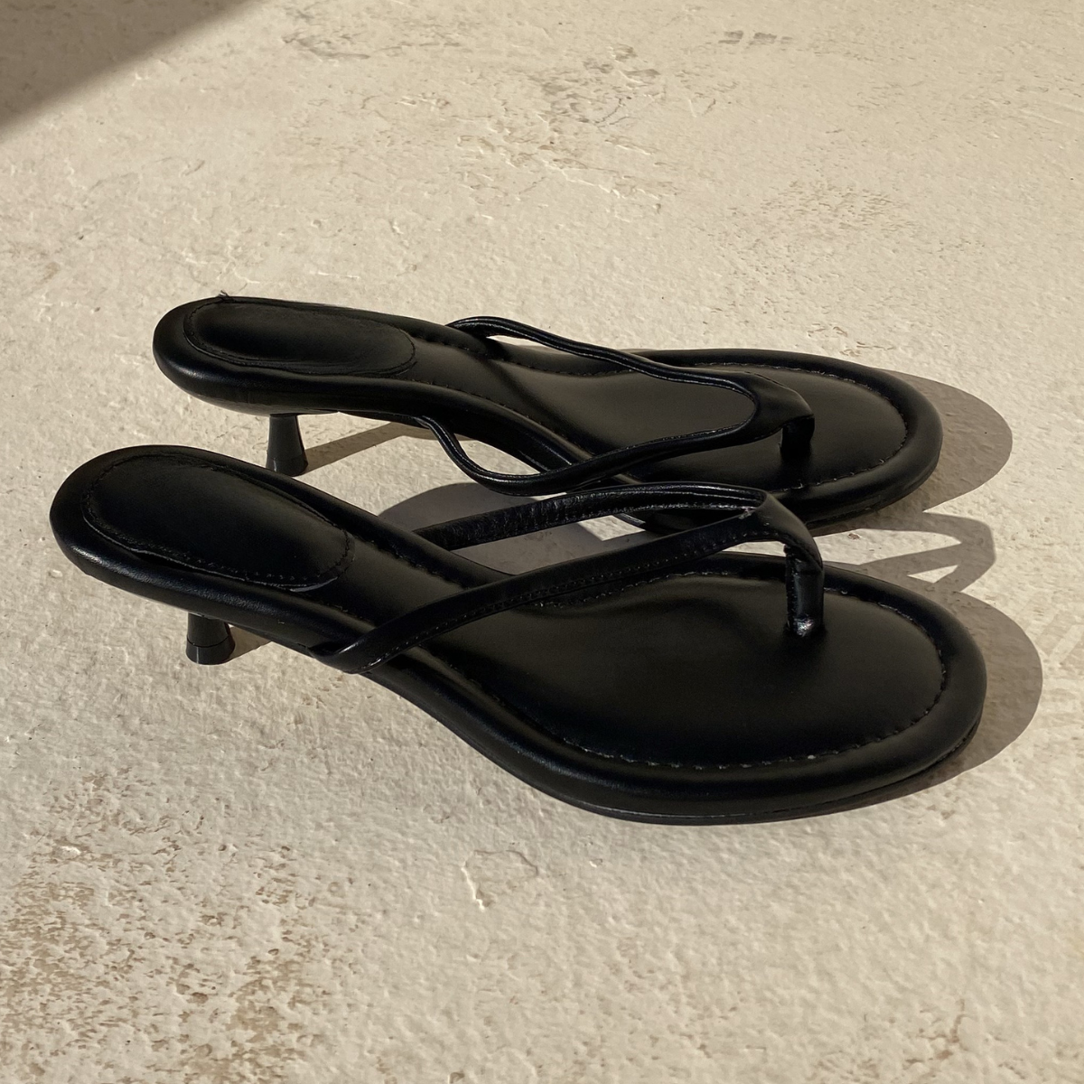 #sandaleschic #sandalesmode #sandalesminimalistes #sandalesmodernes #sandalesconfort #sandalesstyle #petittalon #talonbas #kittenheel #talonconfort #talonelegant #talonchic #talonstable #talonfemme #modefemme #lookchic #lookminimaliste #styleelegant #stylefemme #tendance2026 #fashionwomen #chicstyle #elegance #fashiondaily #outfitfemme #outfitdujour #lookdujour #tenuechic #tenueete #soiréechic #looksoirée #casualchic #noirintemporel #blackstyle #blackfas